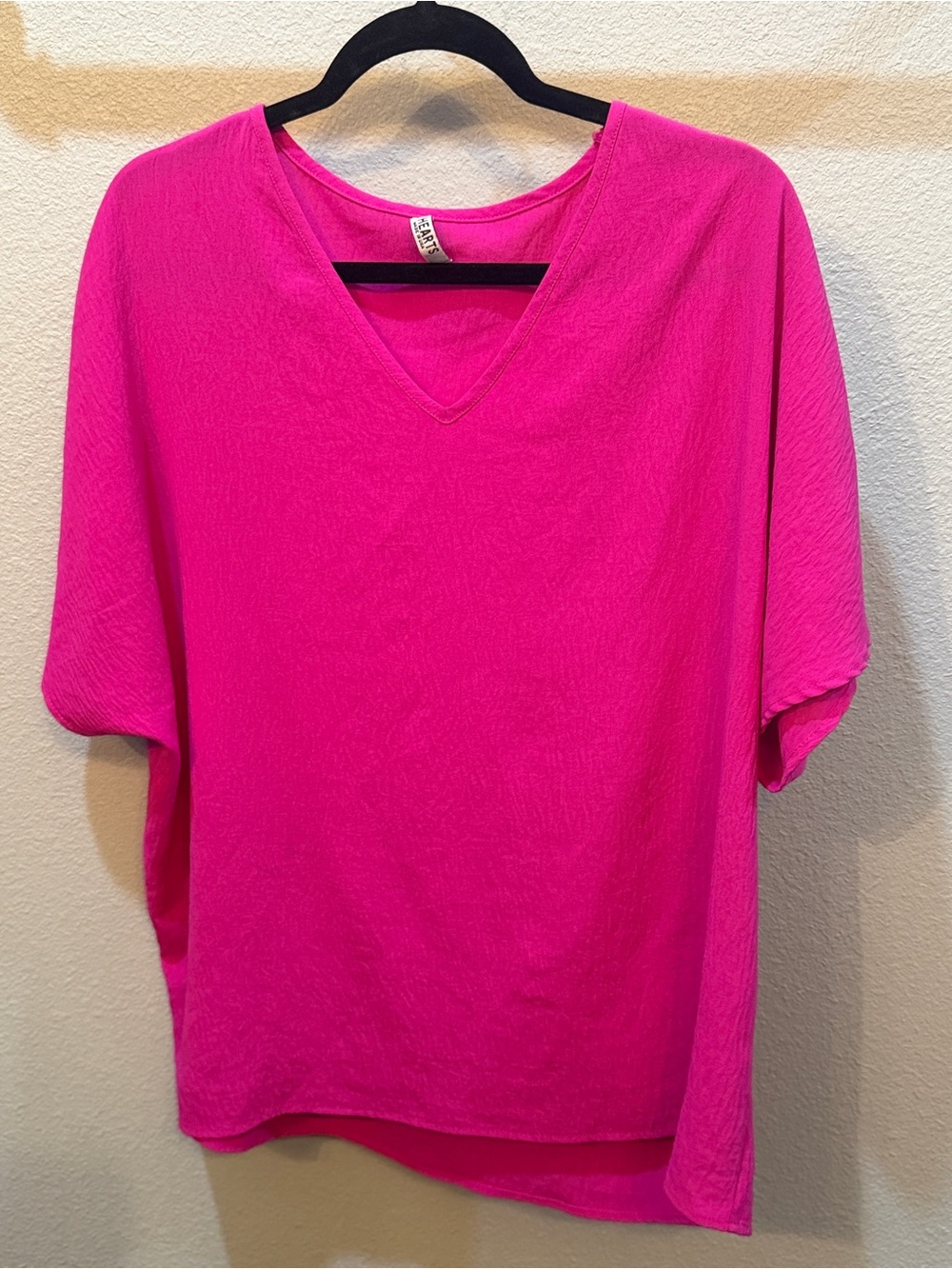 2 Hearts Women's Hot Pink V-Neck Top Large